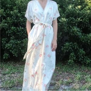 La Femme de Vanity Fair. Silky white floral nightgown & robe